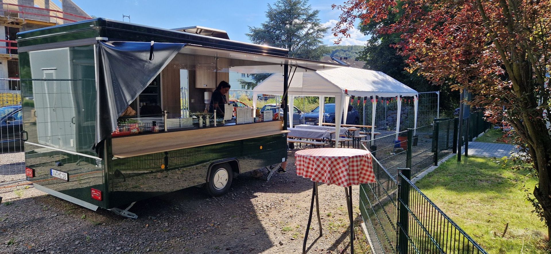 Der Imbisswagen als Übergangslösung bis das Gebäude fertig ist