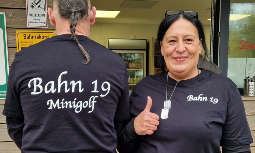 Die Betreiberin des Minigolfplatzes