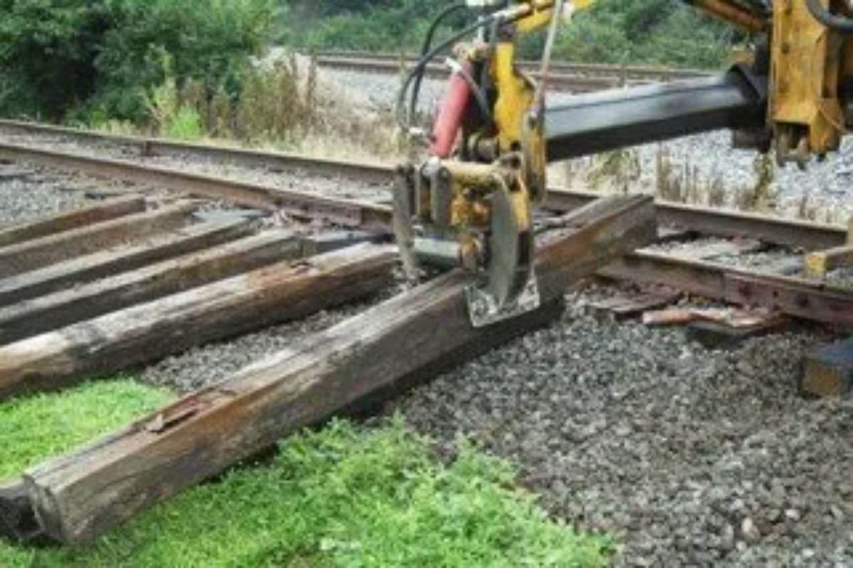 crane lifting damaged rail beam