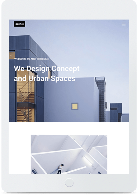 Um tablet está aberto para um site que diz que projetamos conceitos e espaços urbanos.