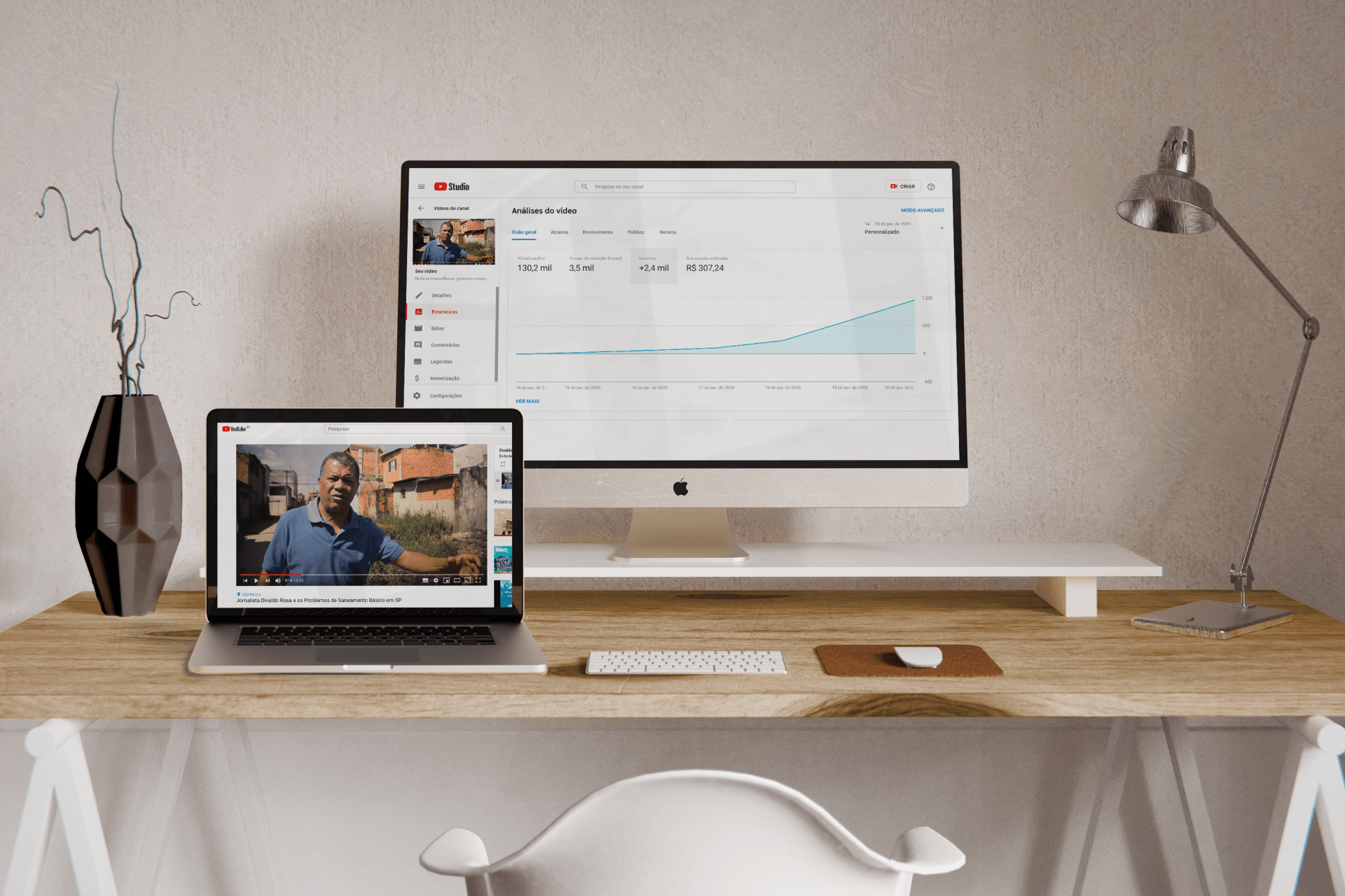 Uma mesa de madeira com um laptop e um computador.