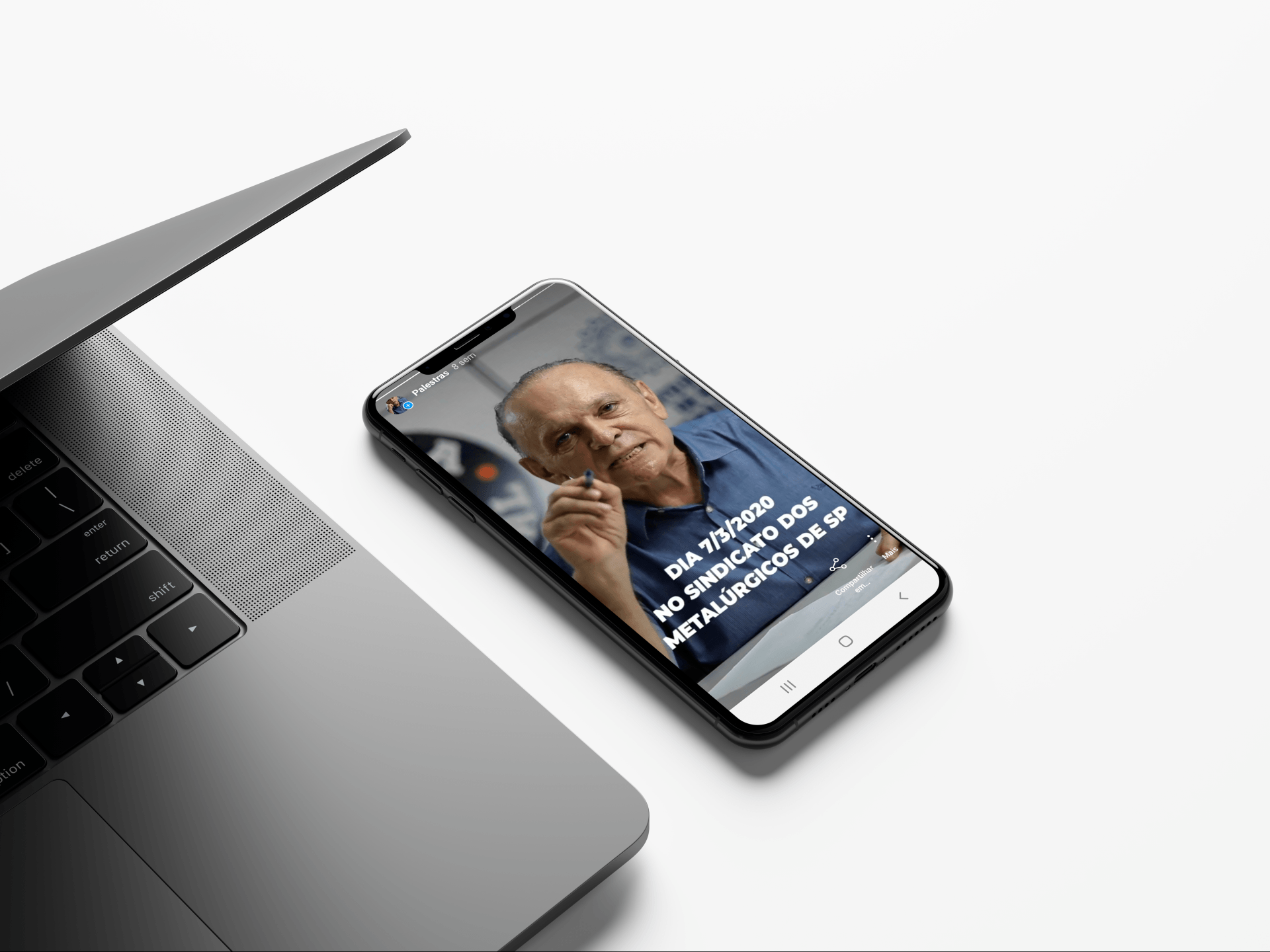 Um telefone celular está em cima de um laptop.