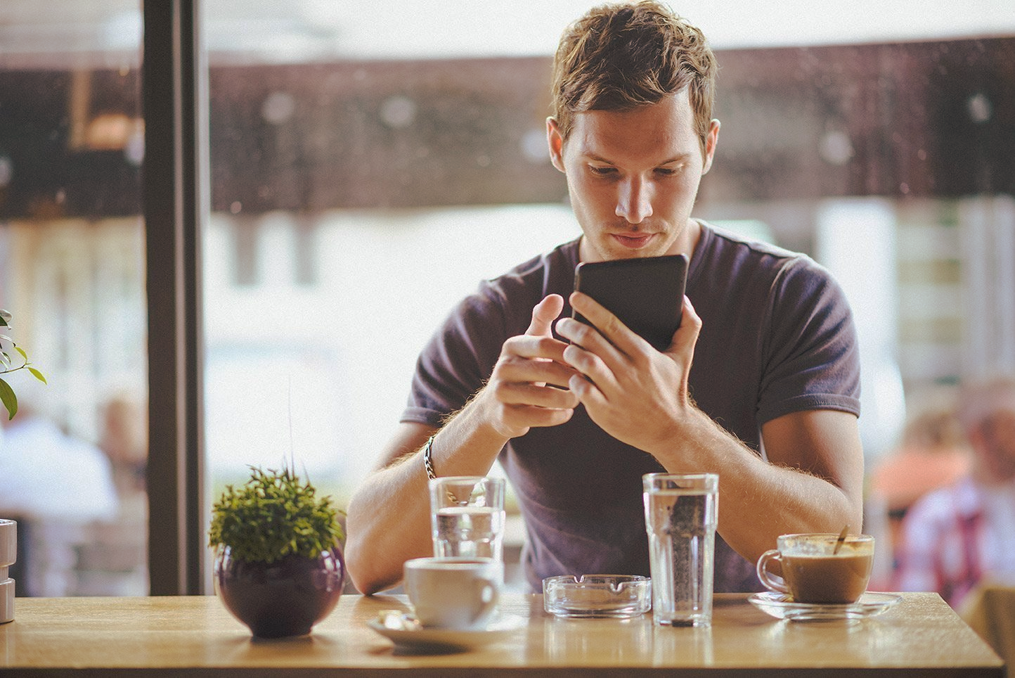 Rapaz olhando o celular dicas de marketing digital