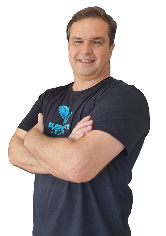 o diretor da agência elefante digital com os braços cruzados