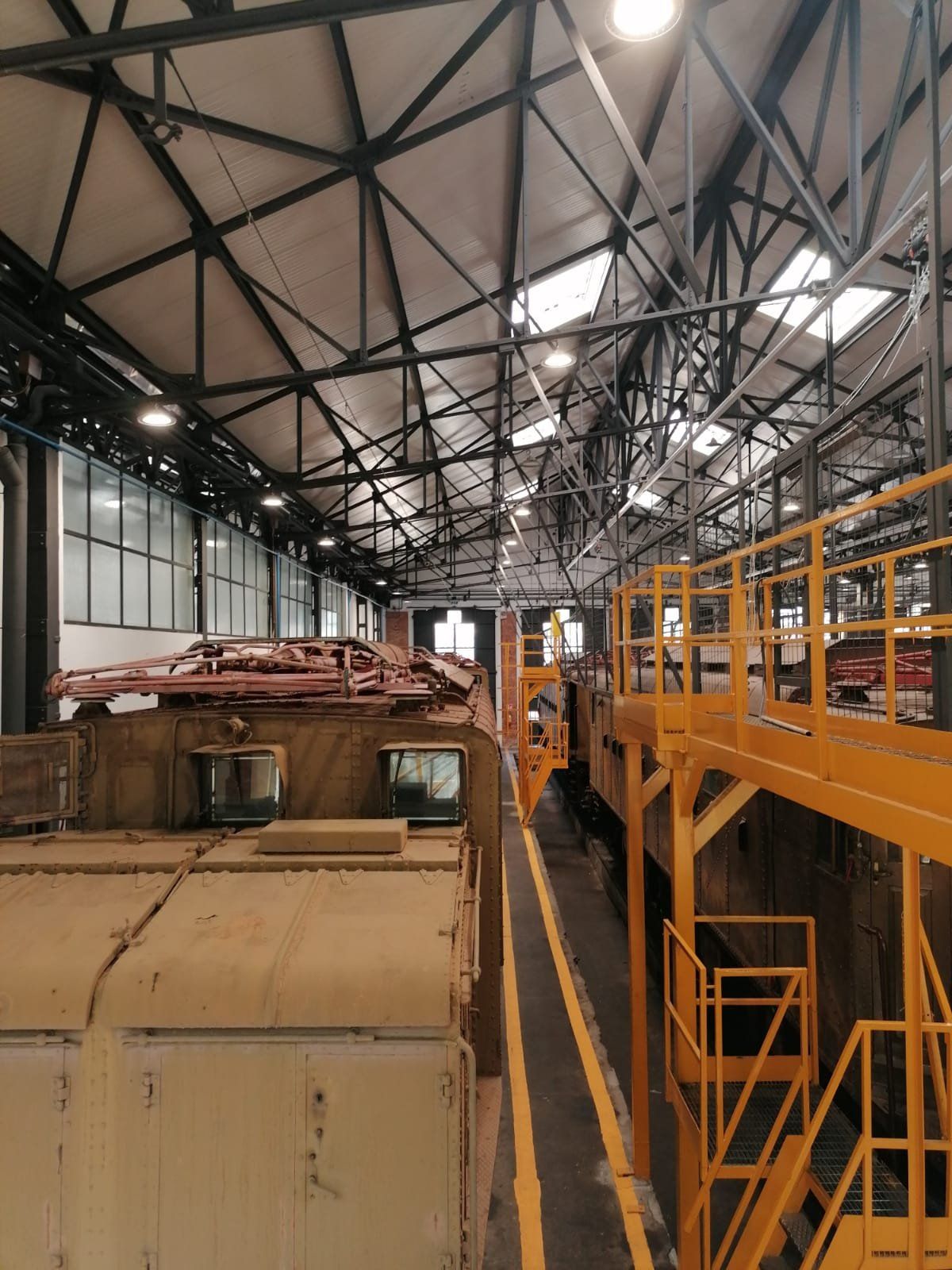 Un grande magazzino con una linea gialla sul pavimento