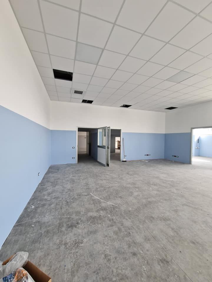 Una stanza vuota con pareti blu e soffitti bianchi