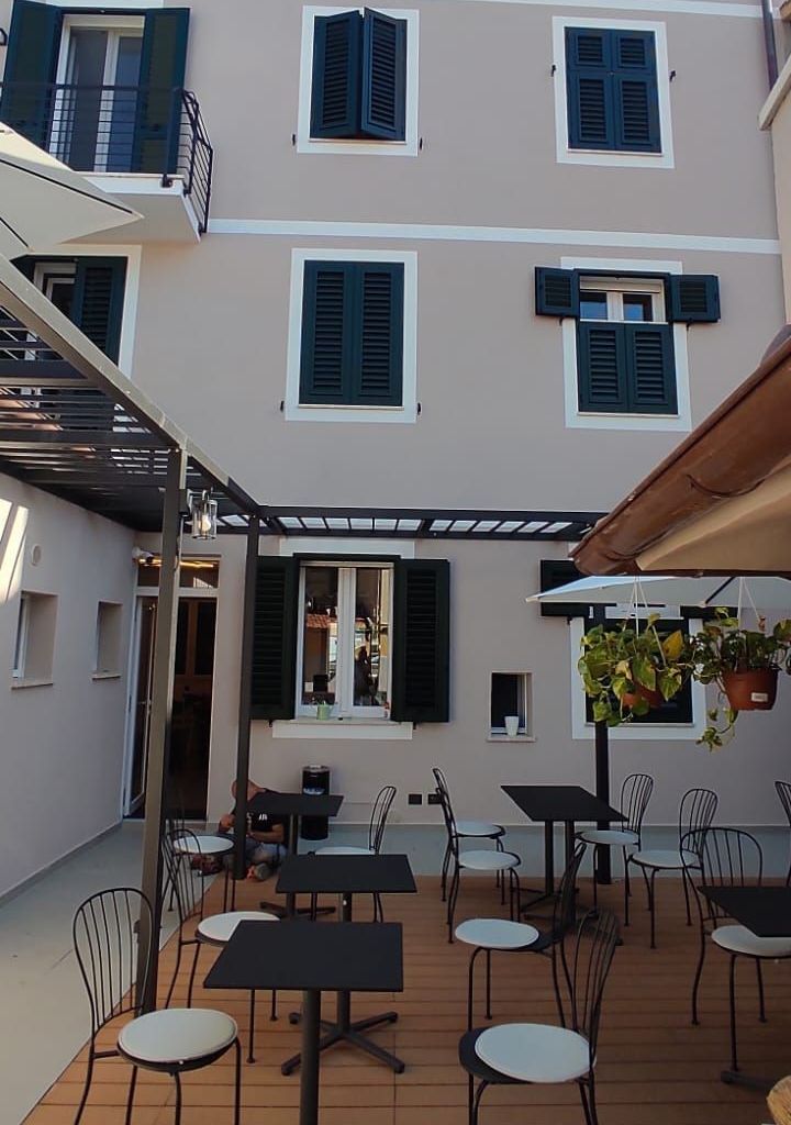 Un edificio con tavoli e sedie di fronte