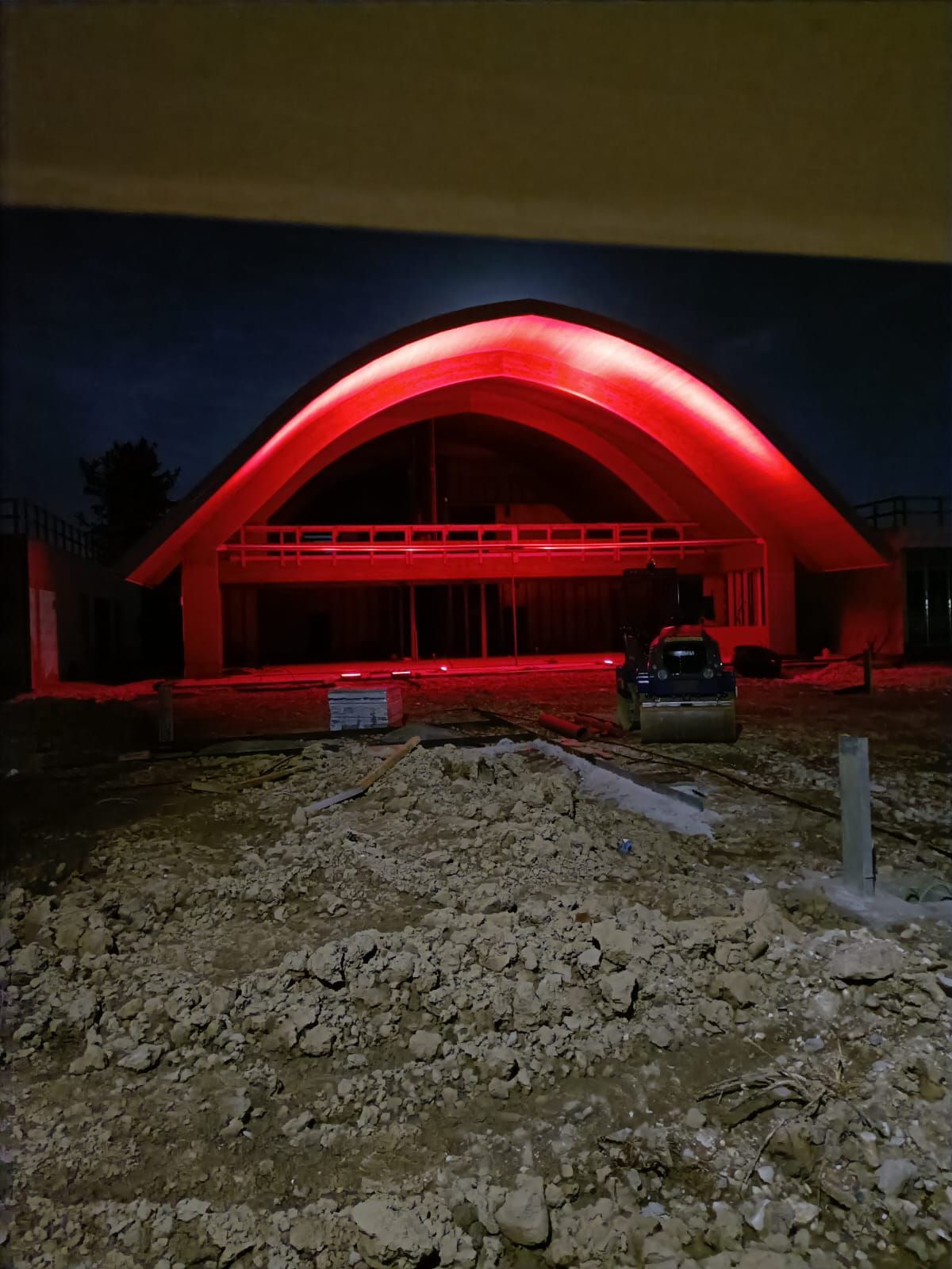 Un edificio è illuminato con luci rosse di notte.