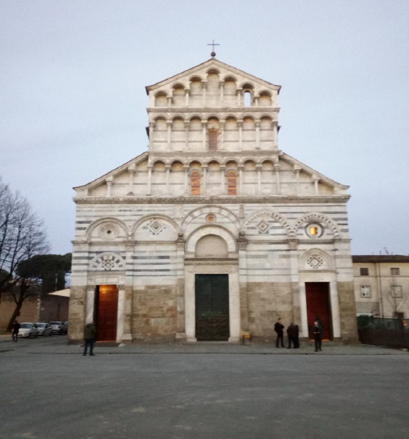Una grande chiesa con una croce in cima