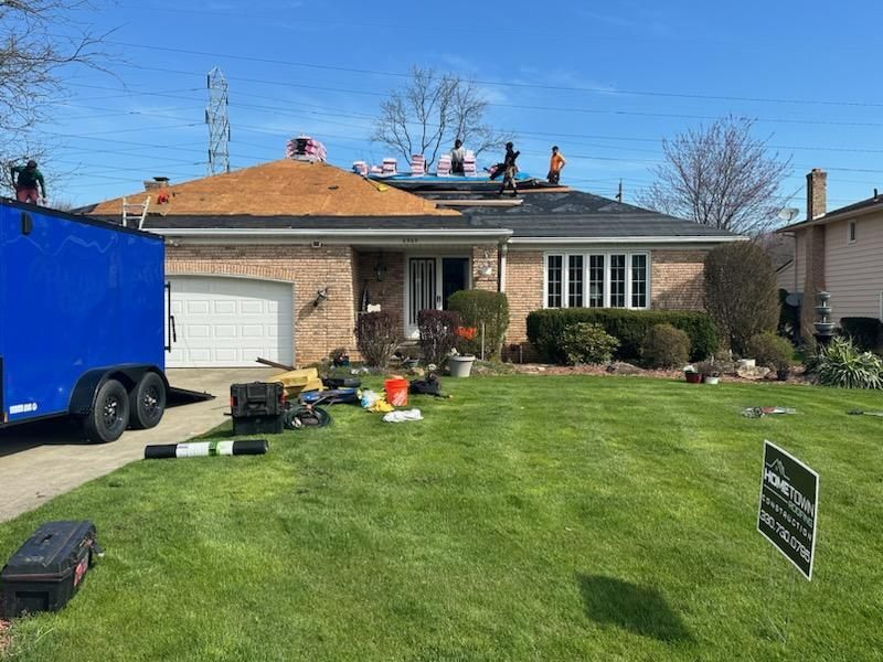 North Canton roofing crew