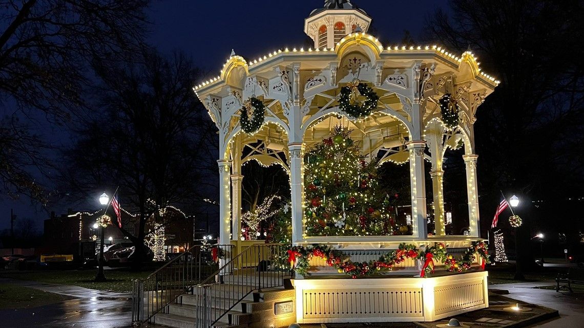 Gazebo in Medina Square decorated for Christmas
