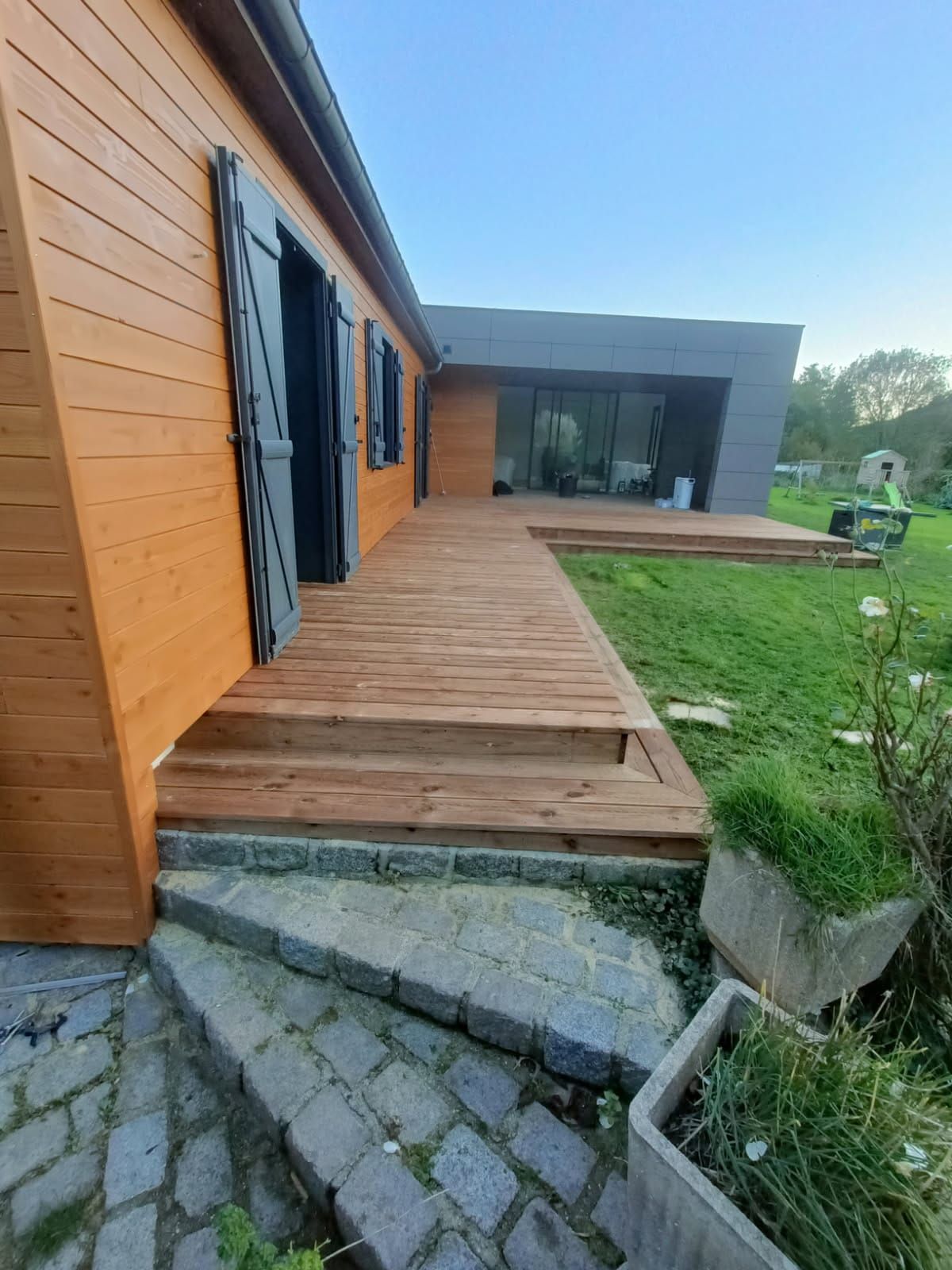 Terrasse en bois exotique le long d'une maison ossature bois Cyril Vauchel Le Havre