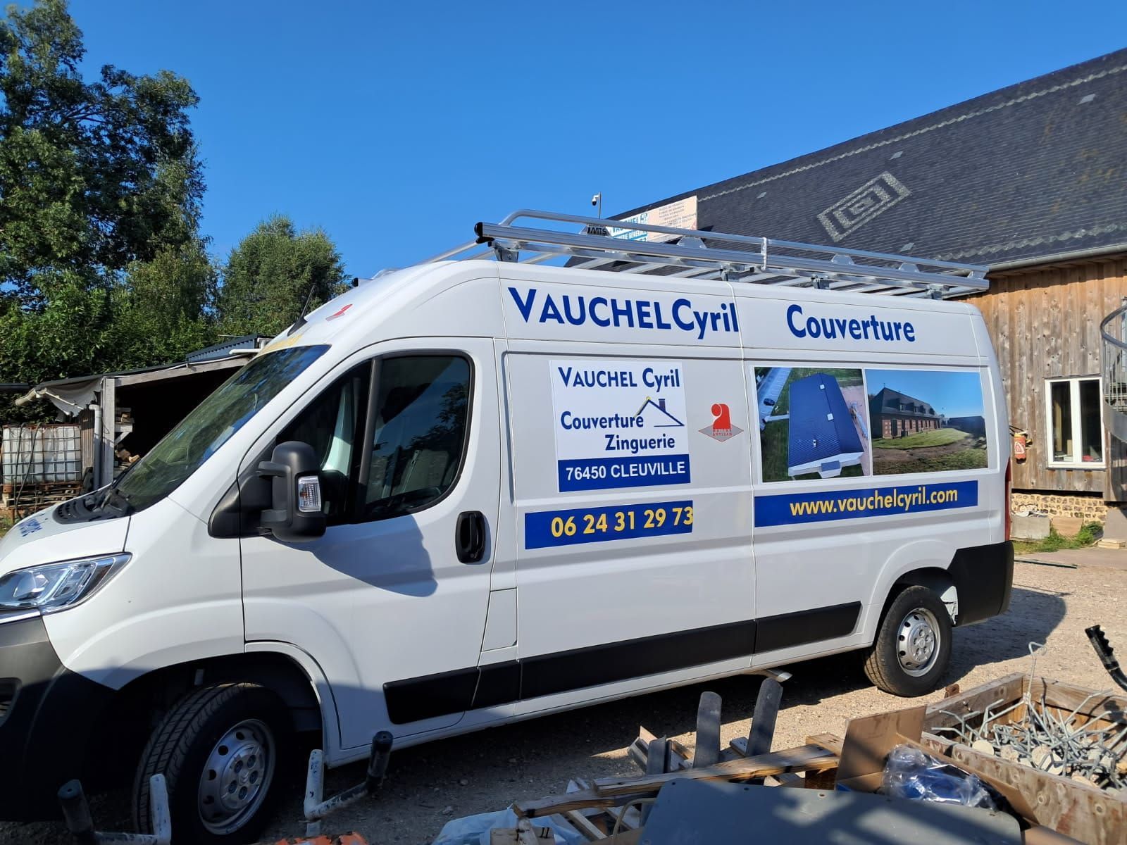 Camionnette blanche portant l'inscription « Vauchel Cyril » garée devant un bâtiment.