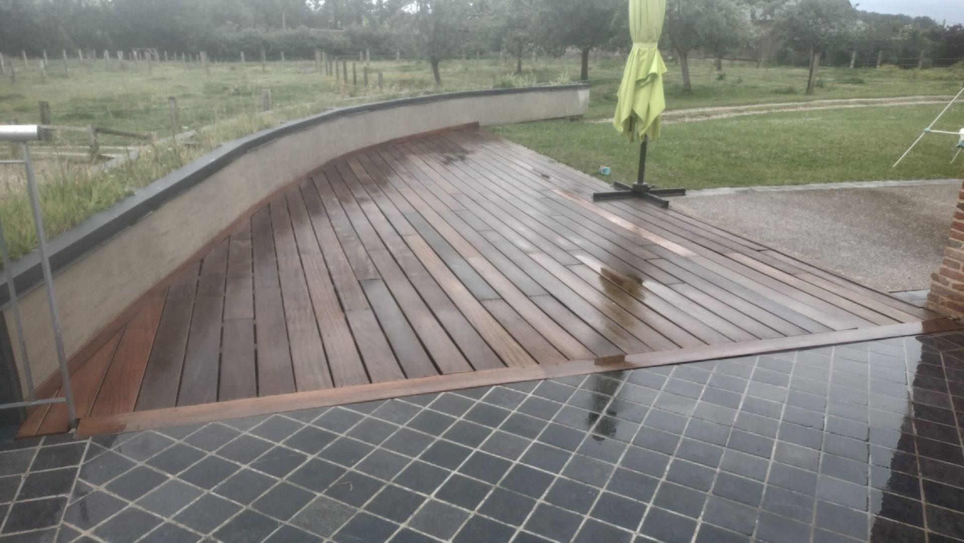 Terrasse en bois courbée avec sol carrelé Cyril Vauchel Maçonnerie