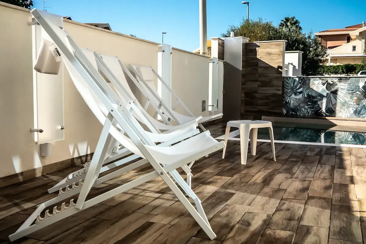 Villa Stella Polares Bianca Pozzallo outdoor solarium with sun loungers and modern pool design