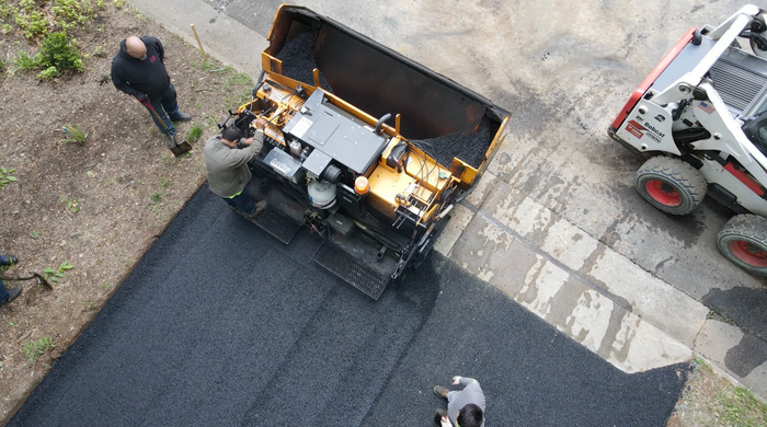 Overhead asphalt paving machine