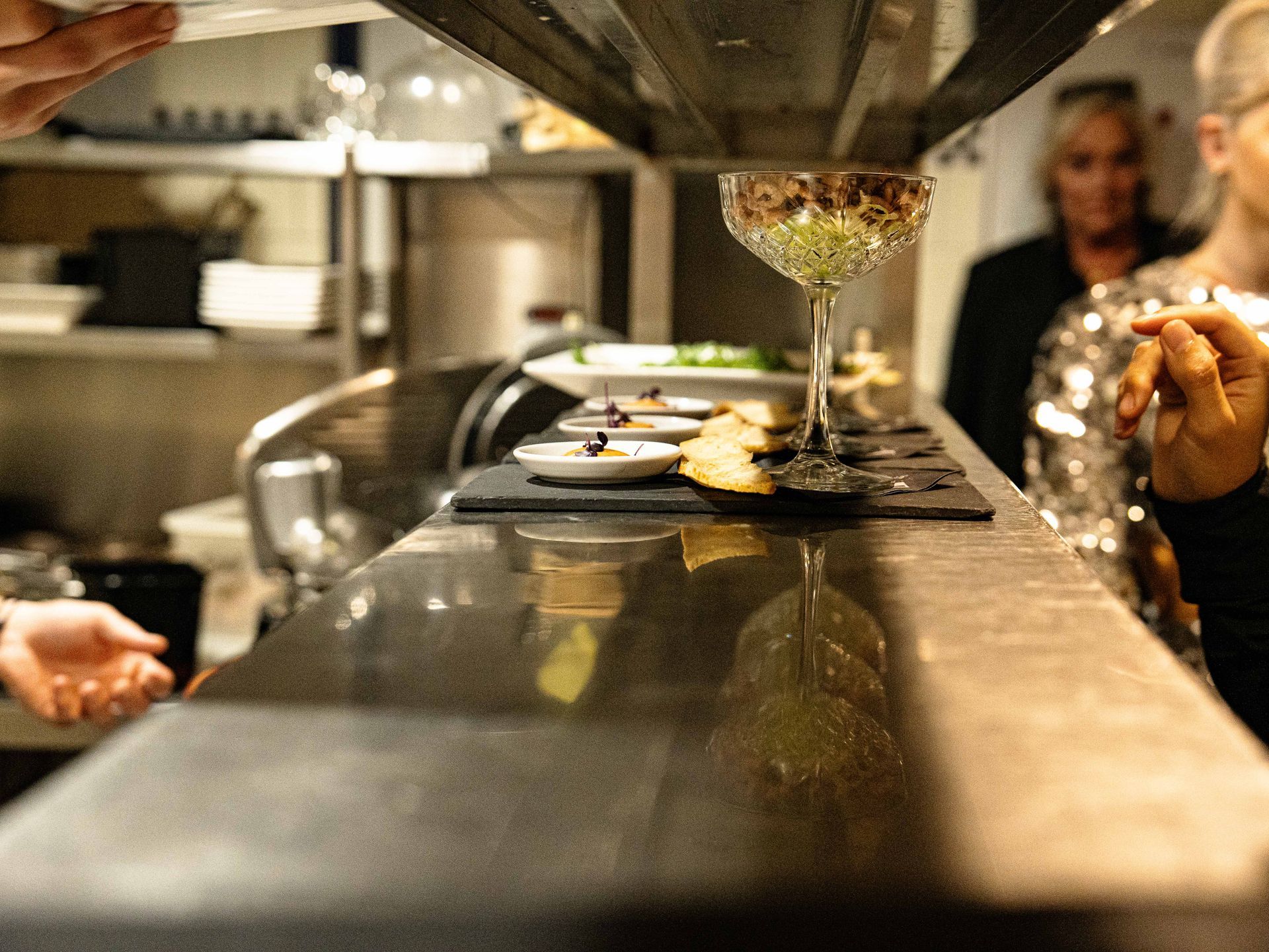 Een glas wijn staat op het aanrecht in de keuken.