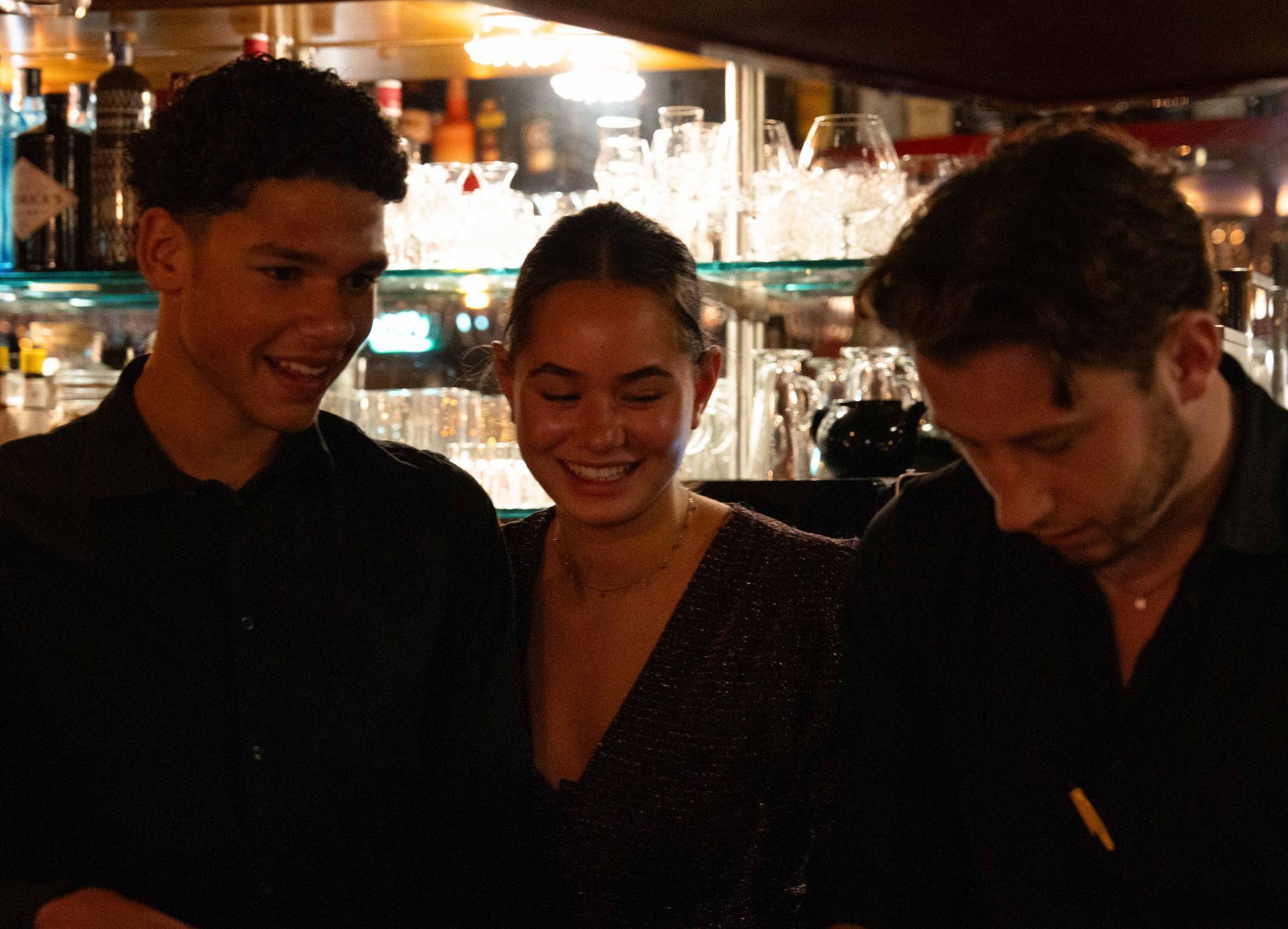 Een groep mensen staat voor een bar.. Bij Linke Loetje