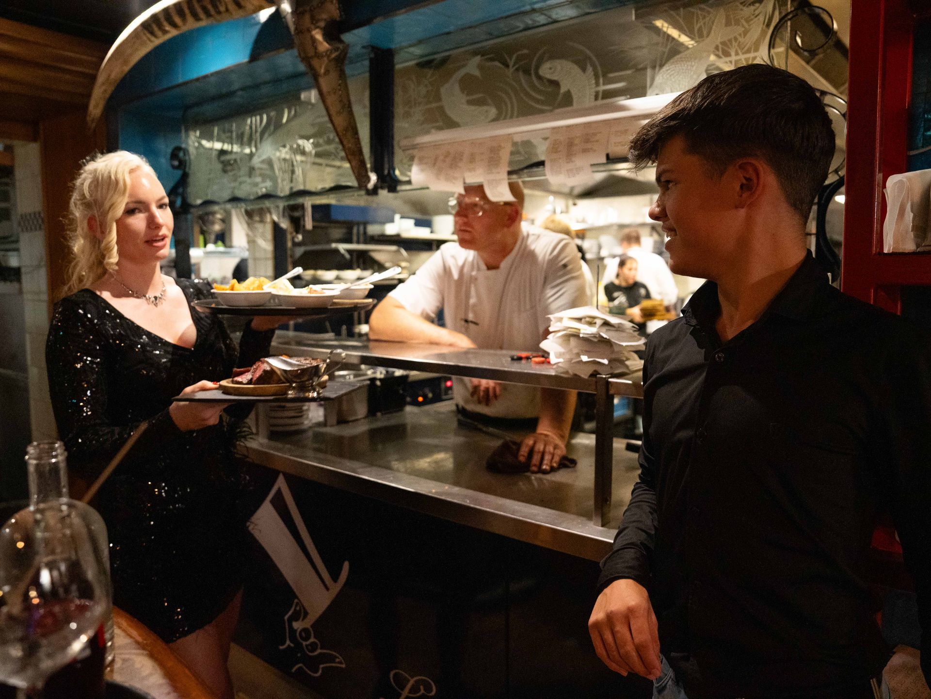 Een man en een vrouw staan ​​in de keuken van een restaurant.. Bij Linke Loetje