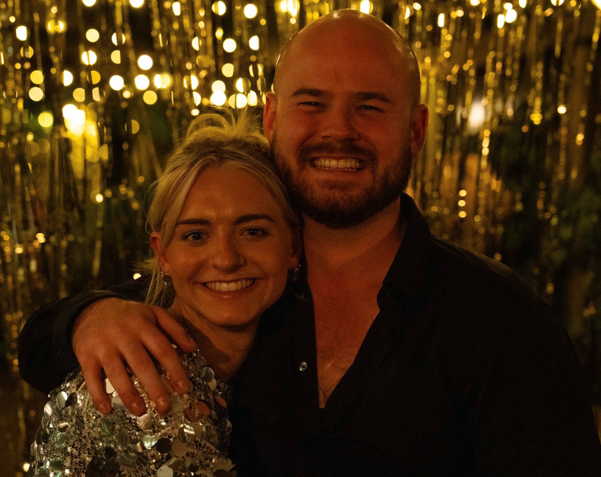 Een man en een vrouw poseren samen voor een foto. Bij Linke Loetje