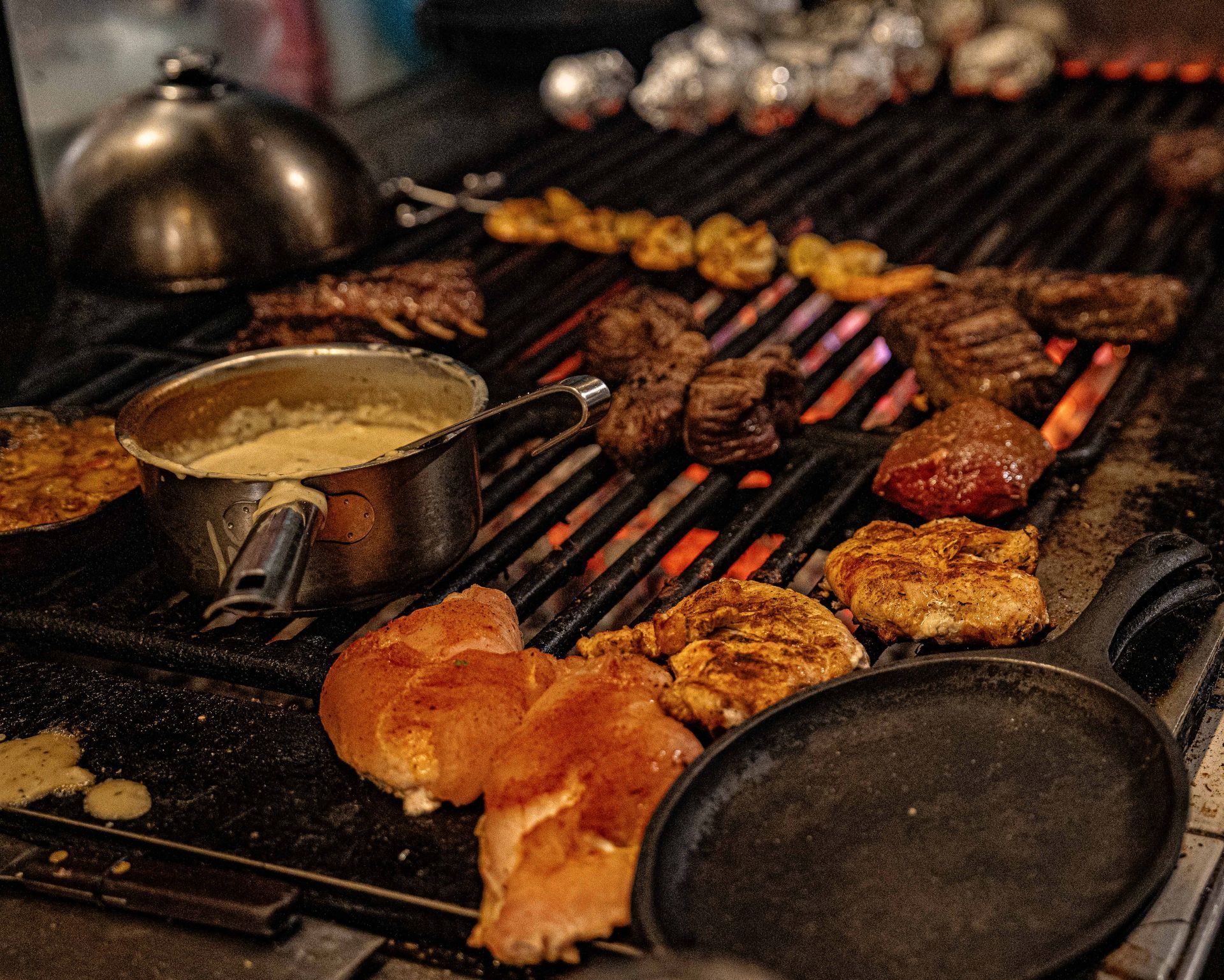 Een grill met veel eten erop  bij Linke Loetje