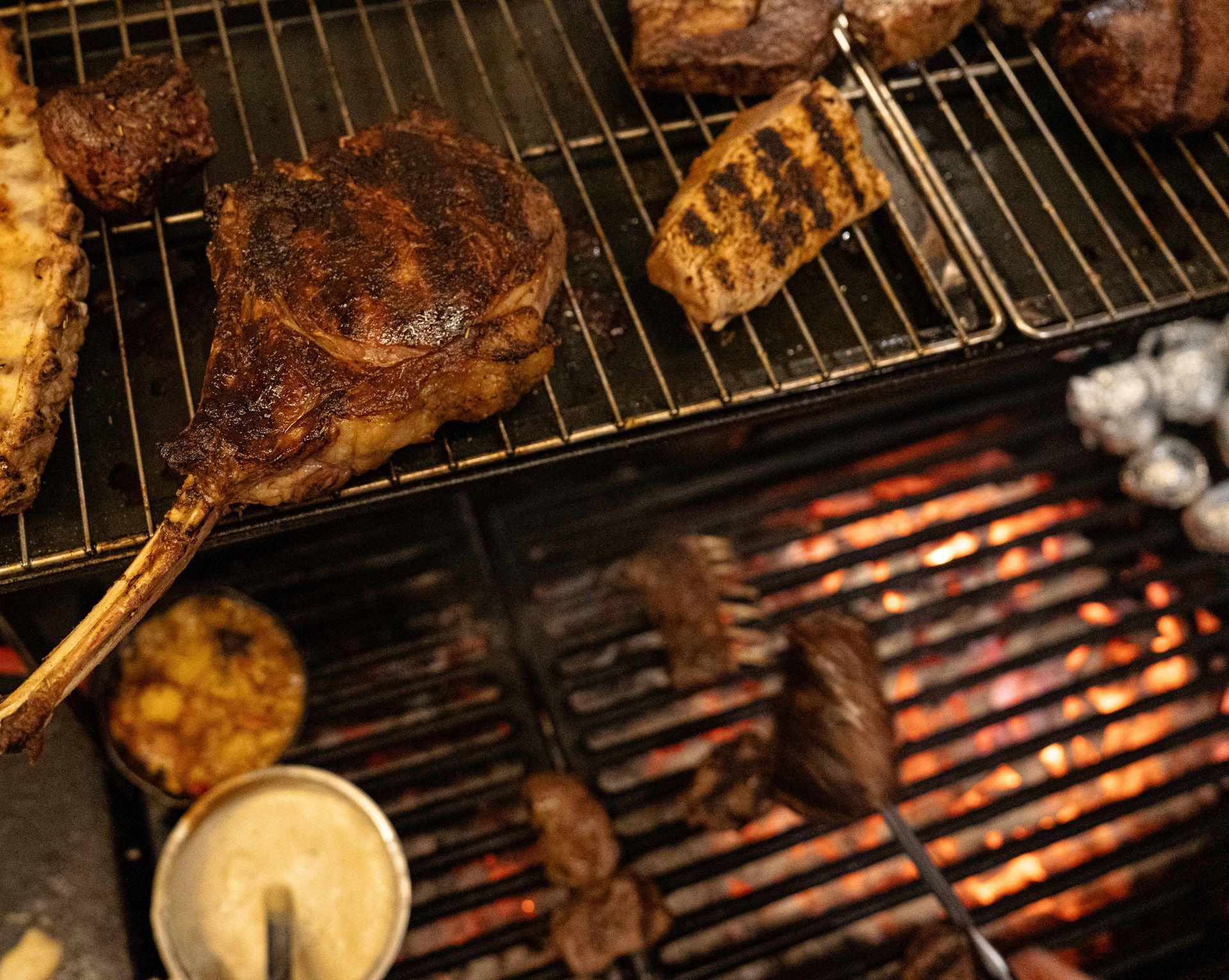 Een hoop vlees wordt op een grill gekookt