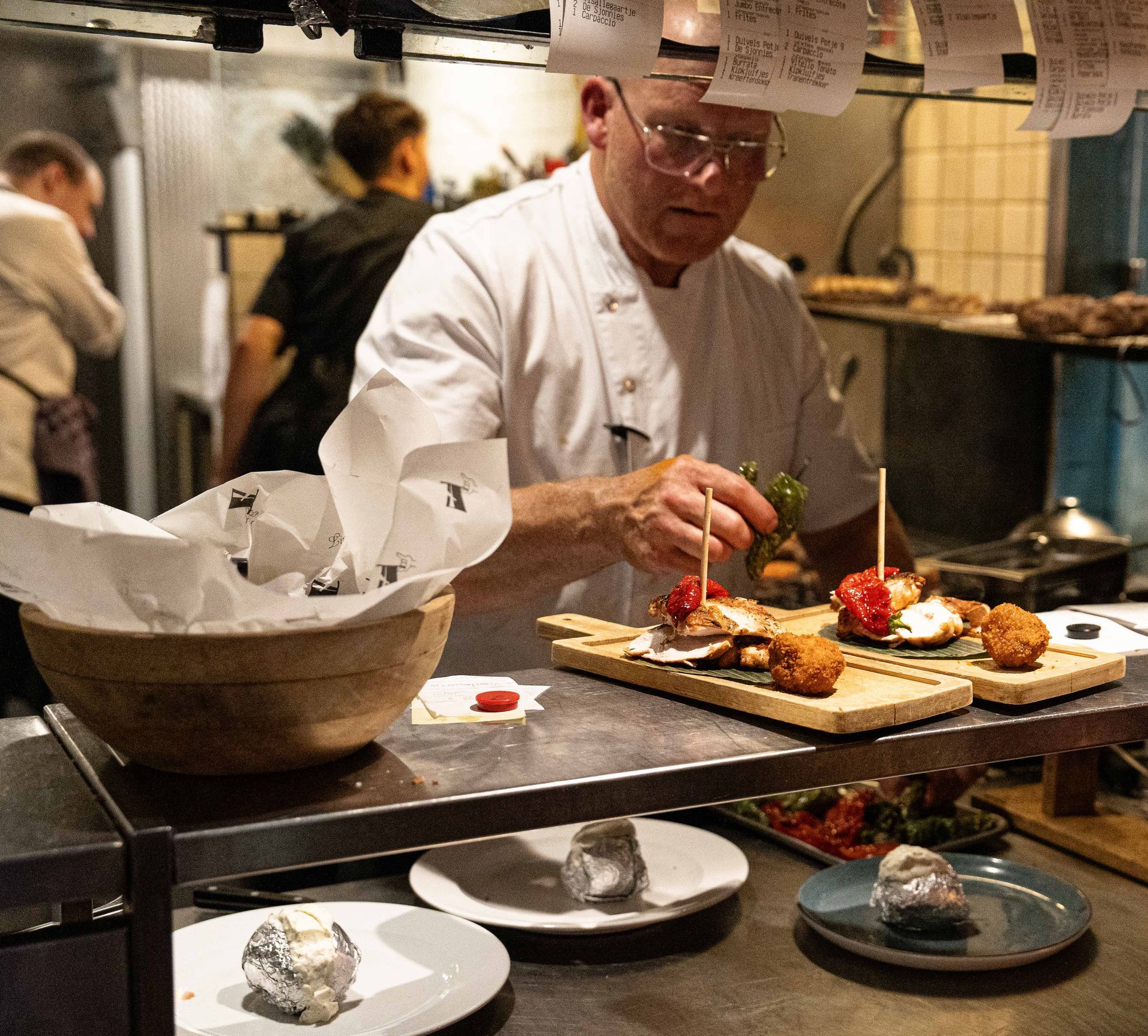 Een man in een koksuniform bereidt eten in een keuken