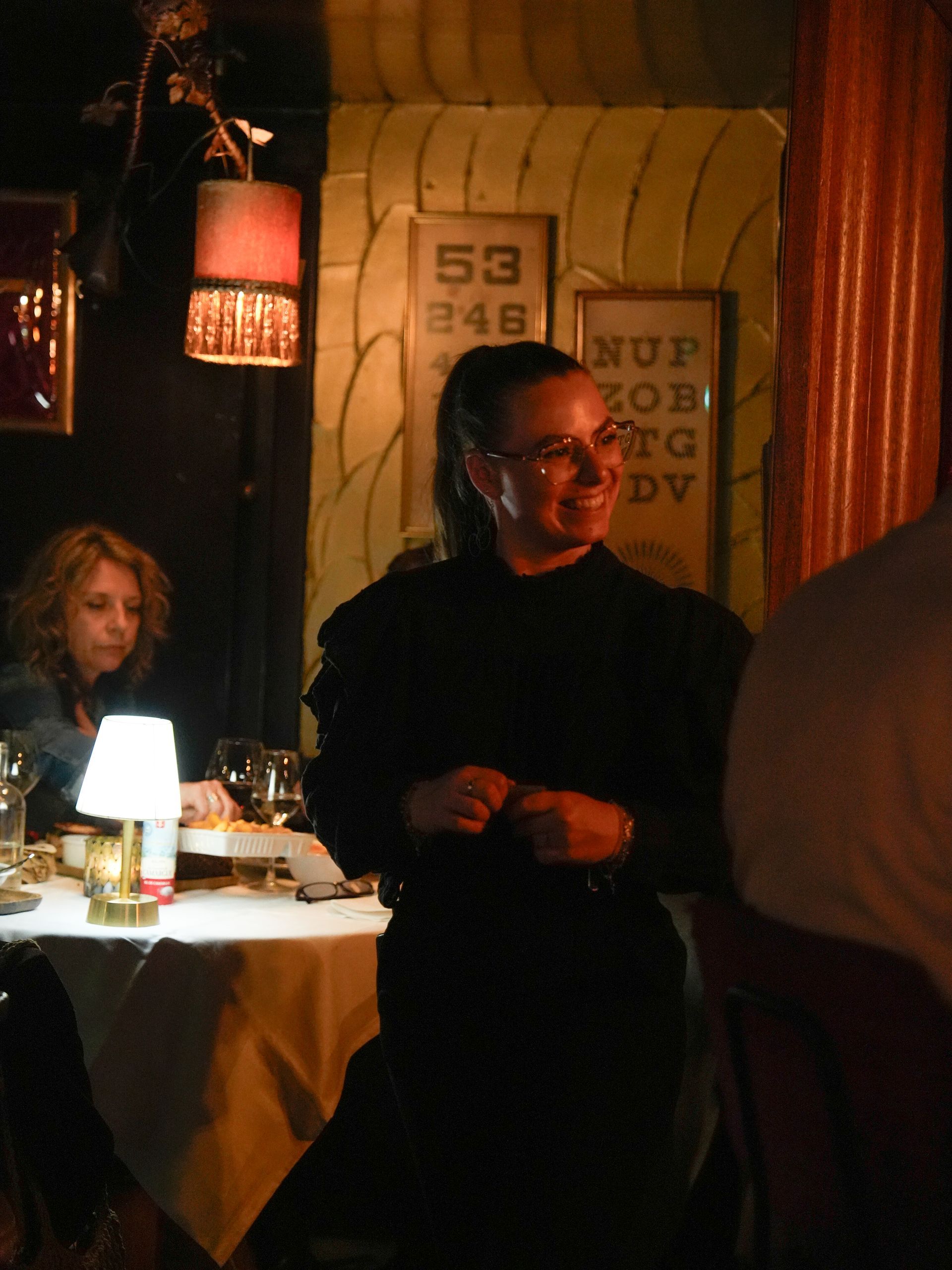 Een vrouw staat voor een bord waarop staat 53 248 . Bij Linke Loetje