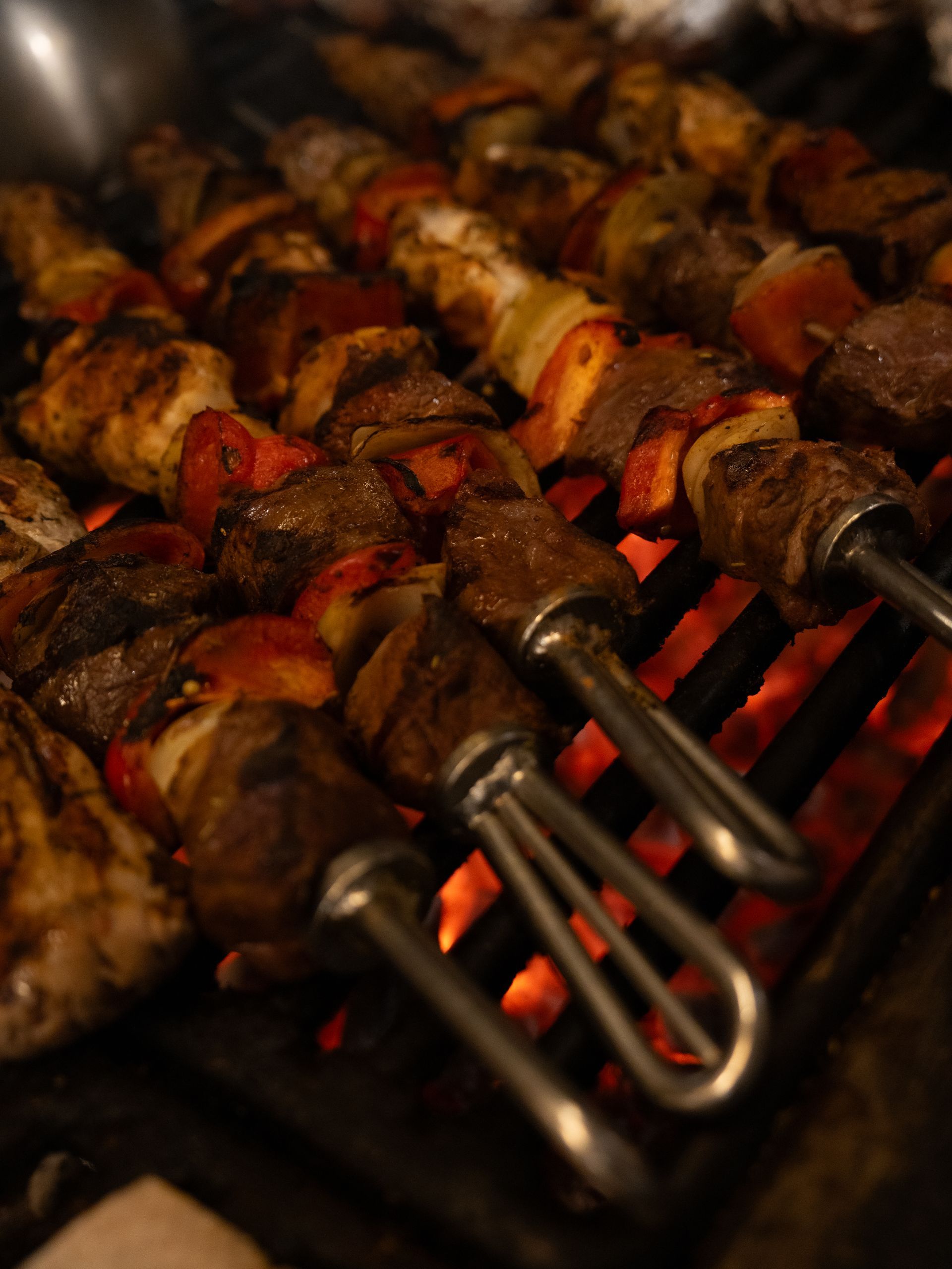 Een stel spiesen worden op een grill gekookt. Bij Linke Loetje