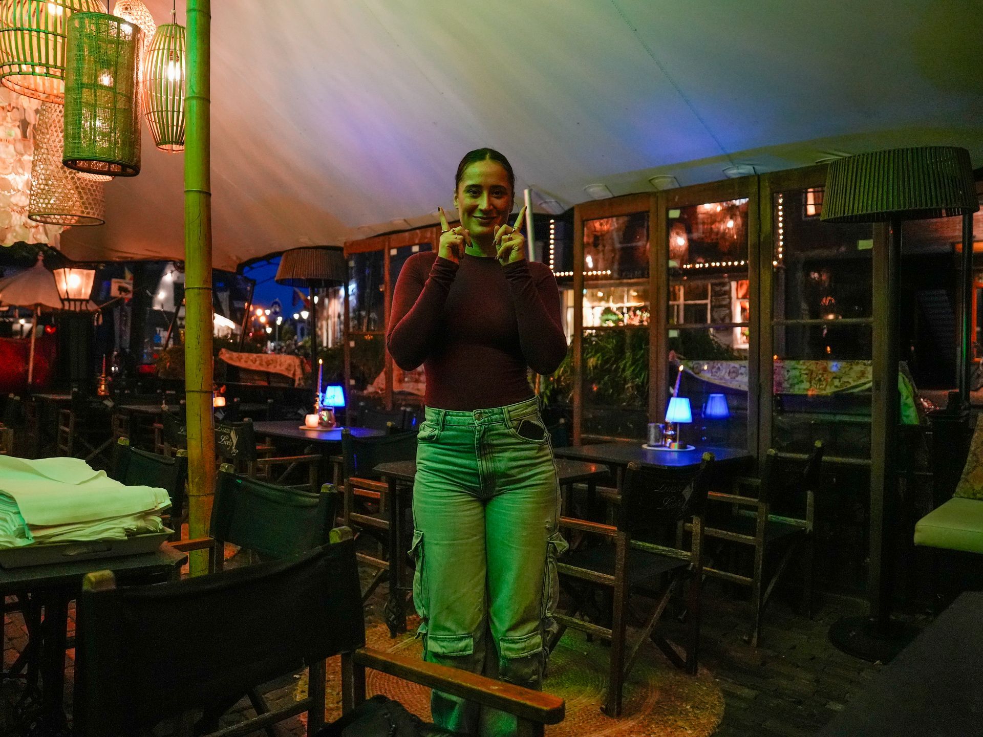 Een vrouw maakt een foto van zichzelf in een restaurant. Bij Linke Loetje