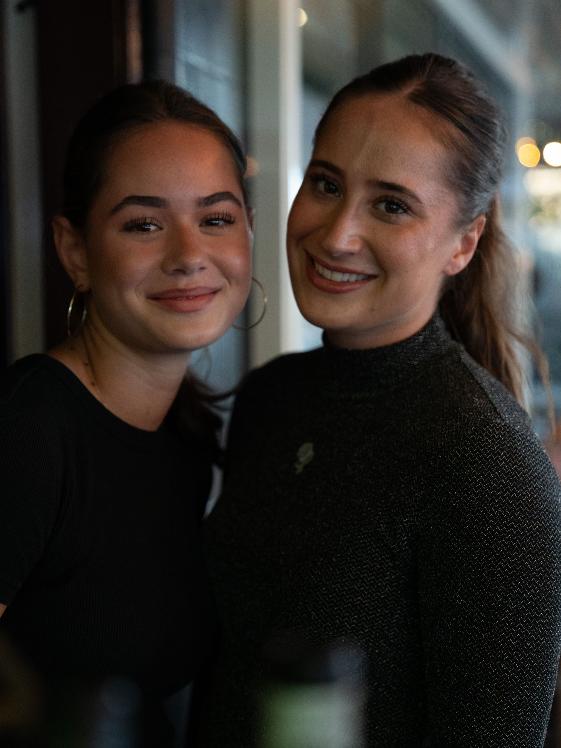 Twee jonge vrouwen poseren samen voor een foto en lachen.. Bij Linke Loetje