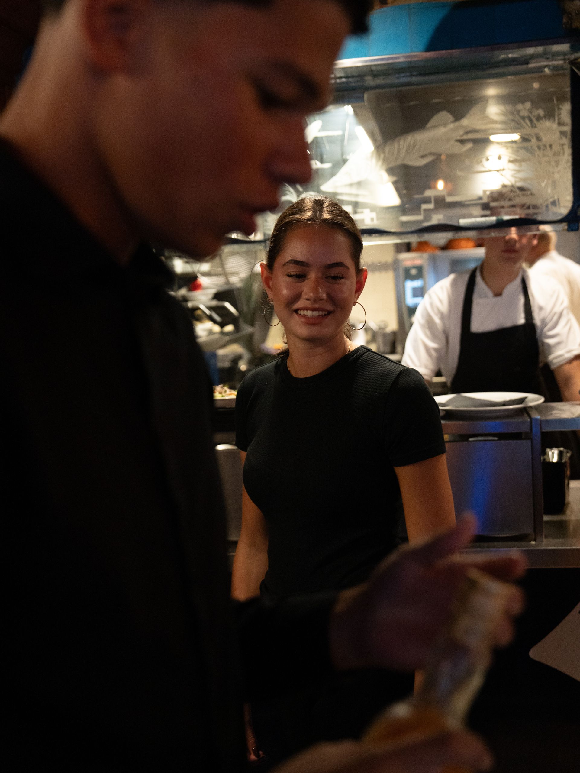 Een man en een vrouw staan ​​in een keuken. Bij Linke Loetje
