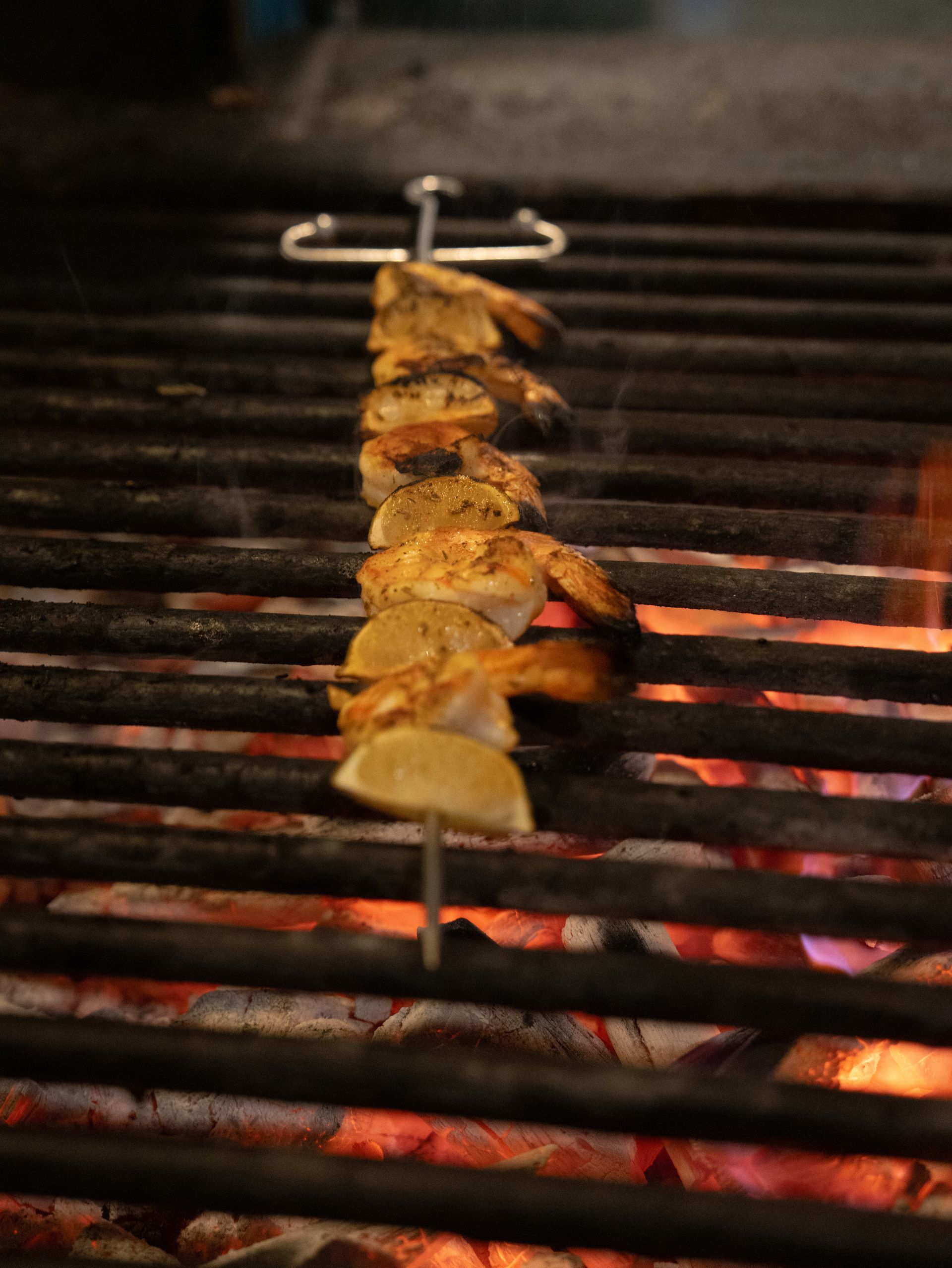 Een spiesje met garnalen ligt op de grill.. Bij Linke Loetje