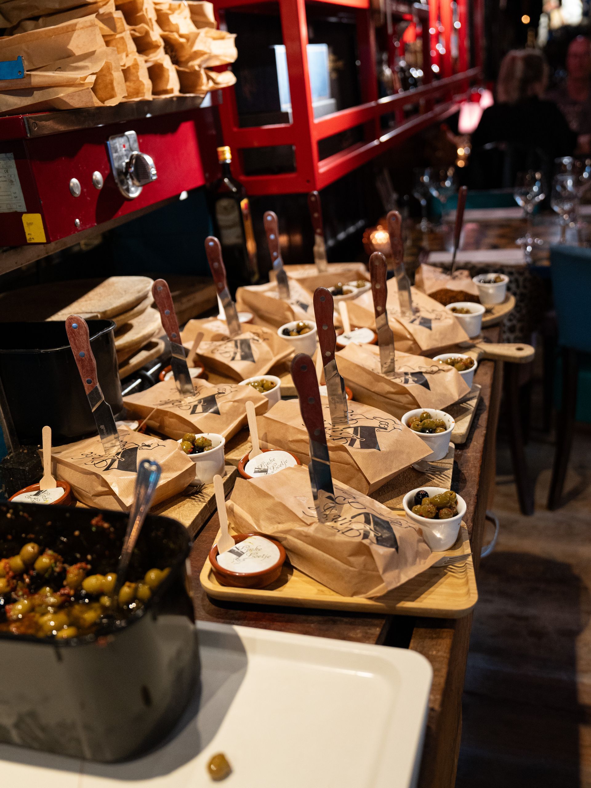 Een buffet tafel met veel eten erop. Bij Linke Loetje