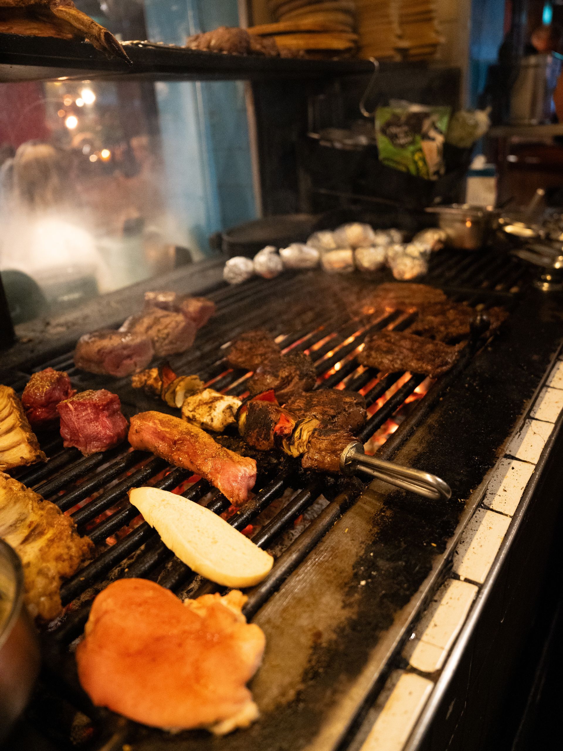 Een grill met veel vlees erop. Bij Linke Loetje