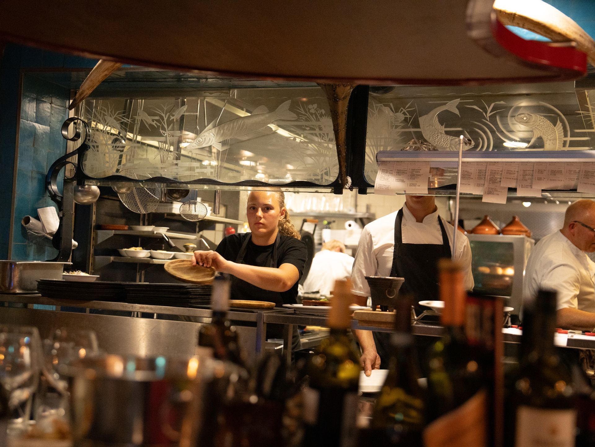 Een groep mensen staat in een keuken eten te bereiden.. Bij Linke Loetje