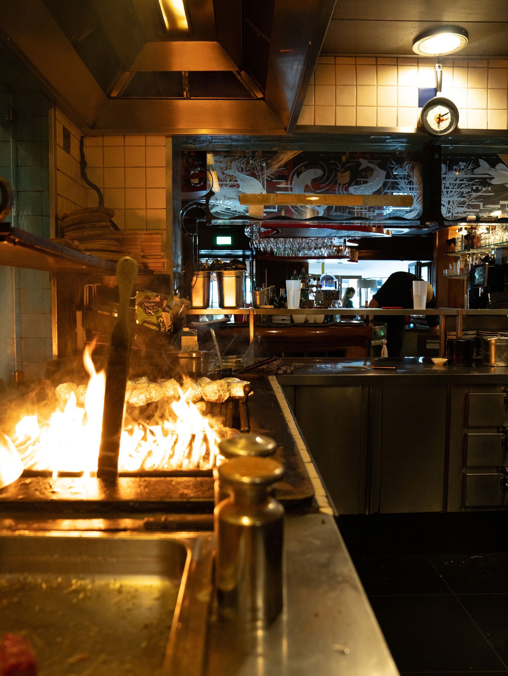 Een keuken met vlammen die uit het fornuis komen. Bij Linke Loetje