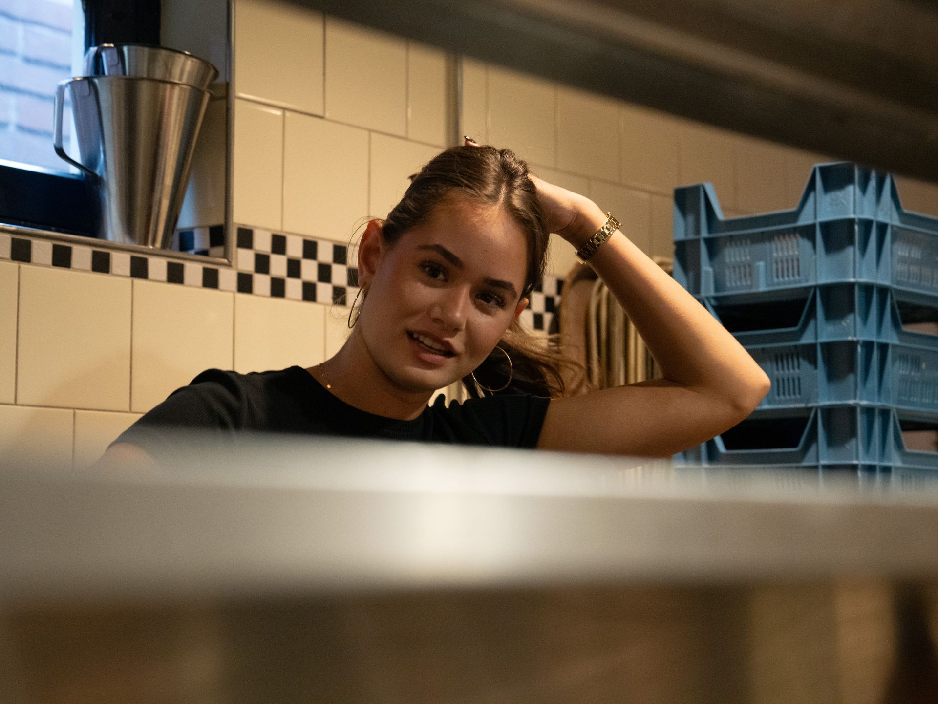 Een vrouw staat in de keuken met haar hand op haar hoofd.. Bij Linke Loetje