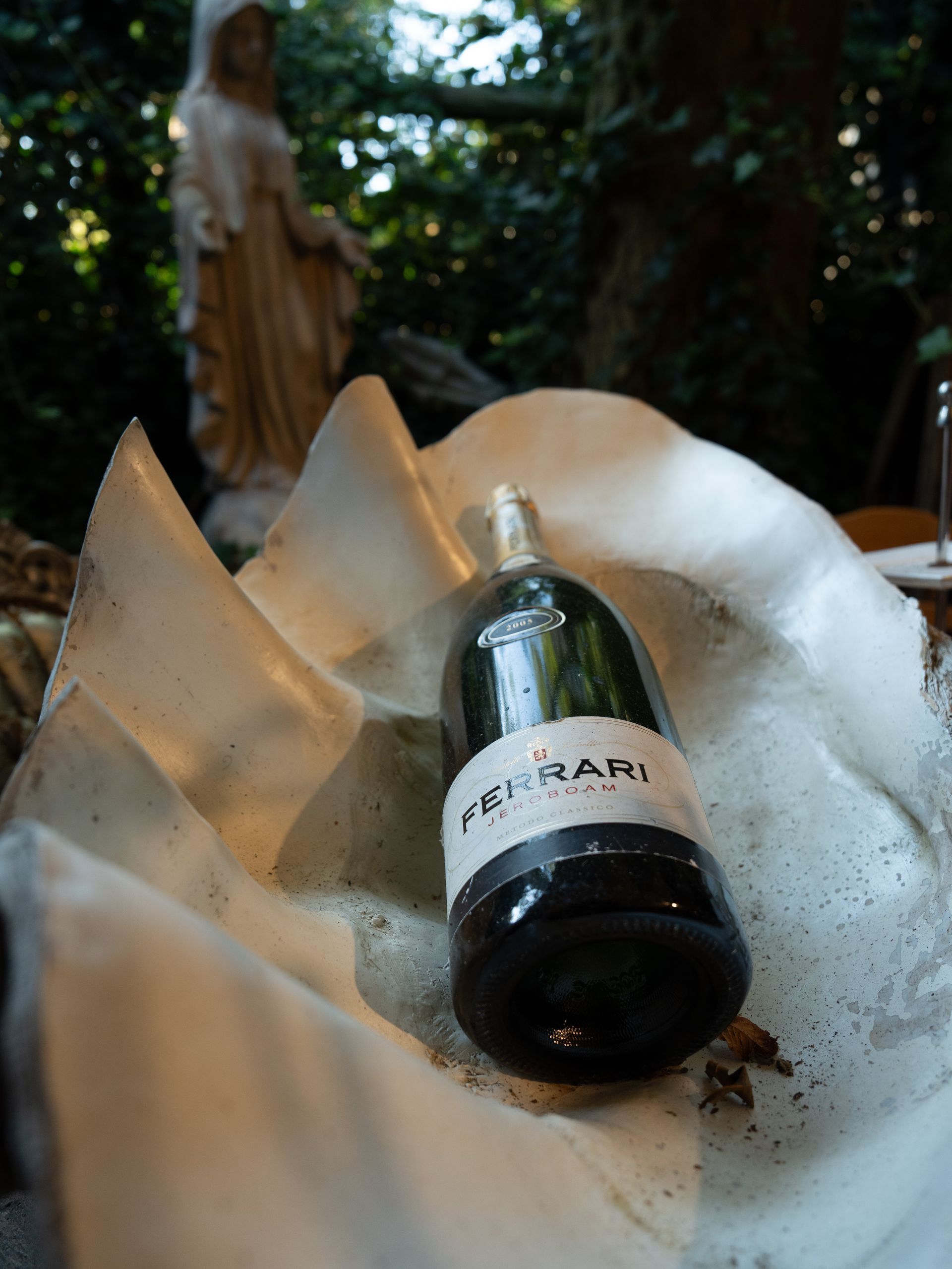 Een fles ferranowijn staat op een stuk papier. Bij Linke Loetje