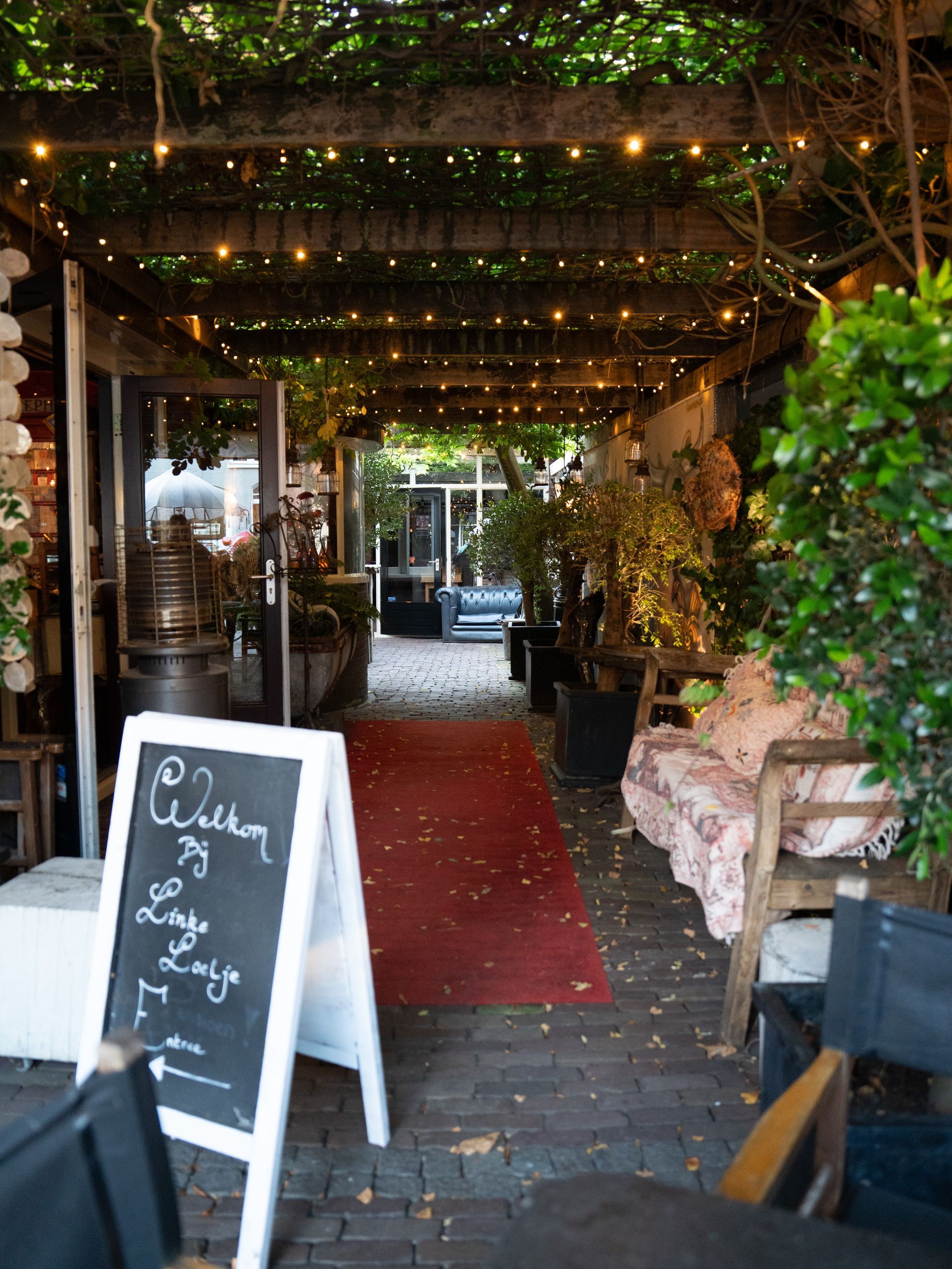 Een restaurant met een bordje met de tekst 'wandelen' erop. Bij Linke Loetje