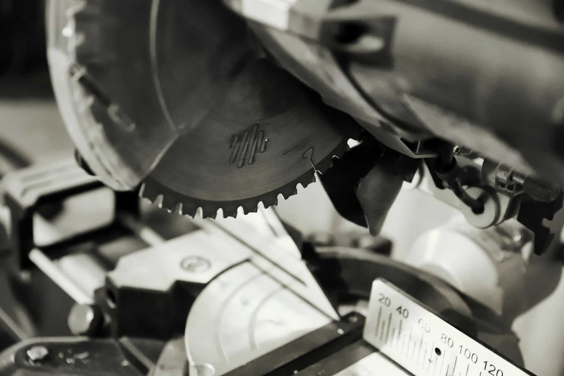 When To Use A Pipe Cutter And When To Use A Hacksaw?