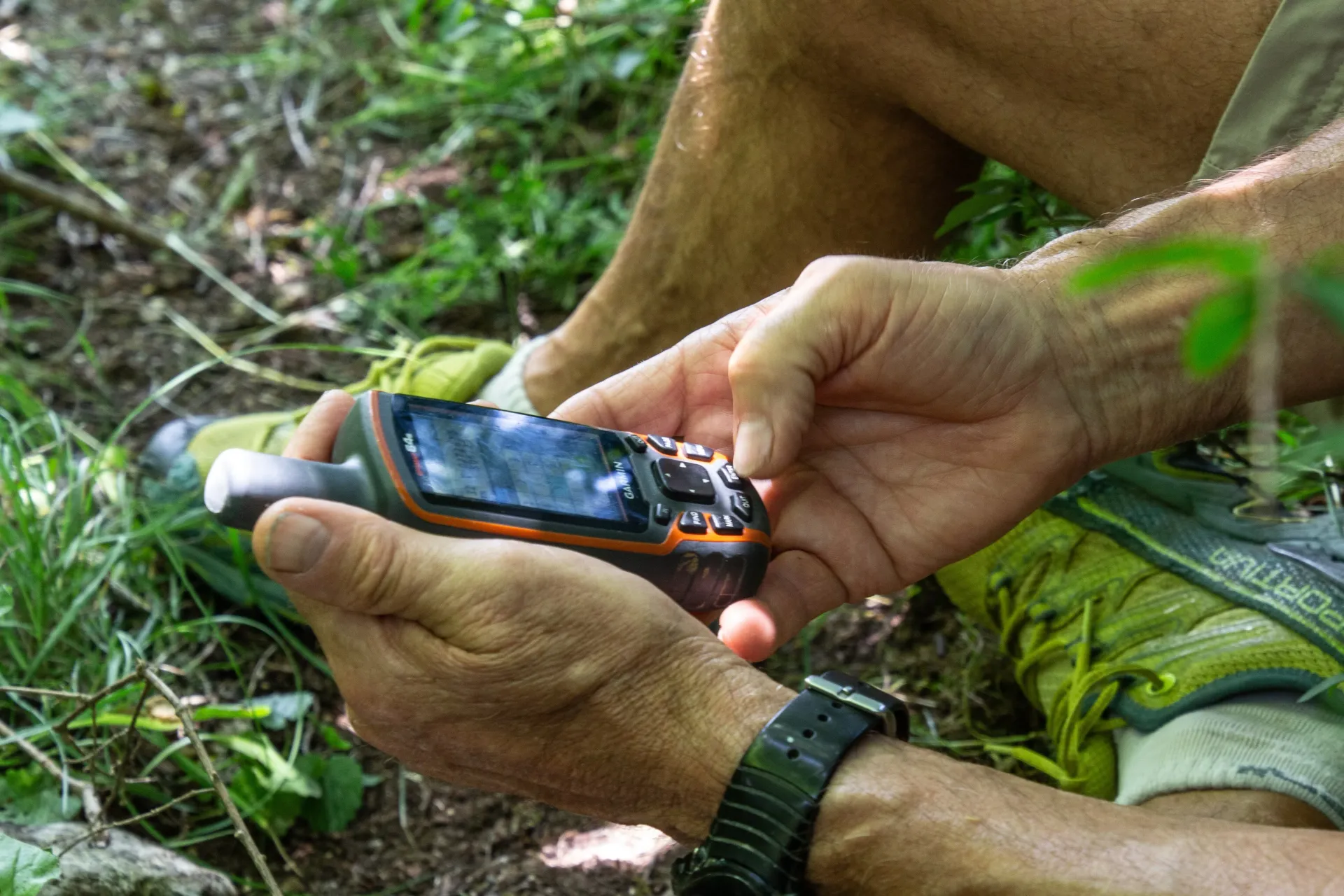 moniteur de randonnée en train d'étudier l'itinéraire numérique sur son GPS- IPSAN