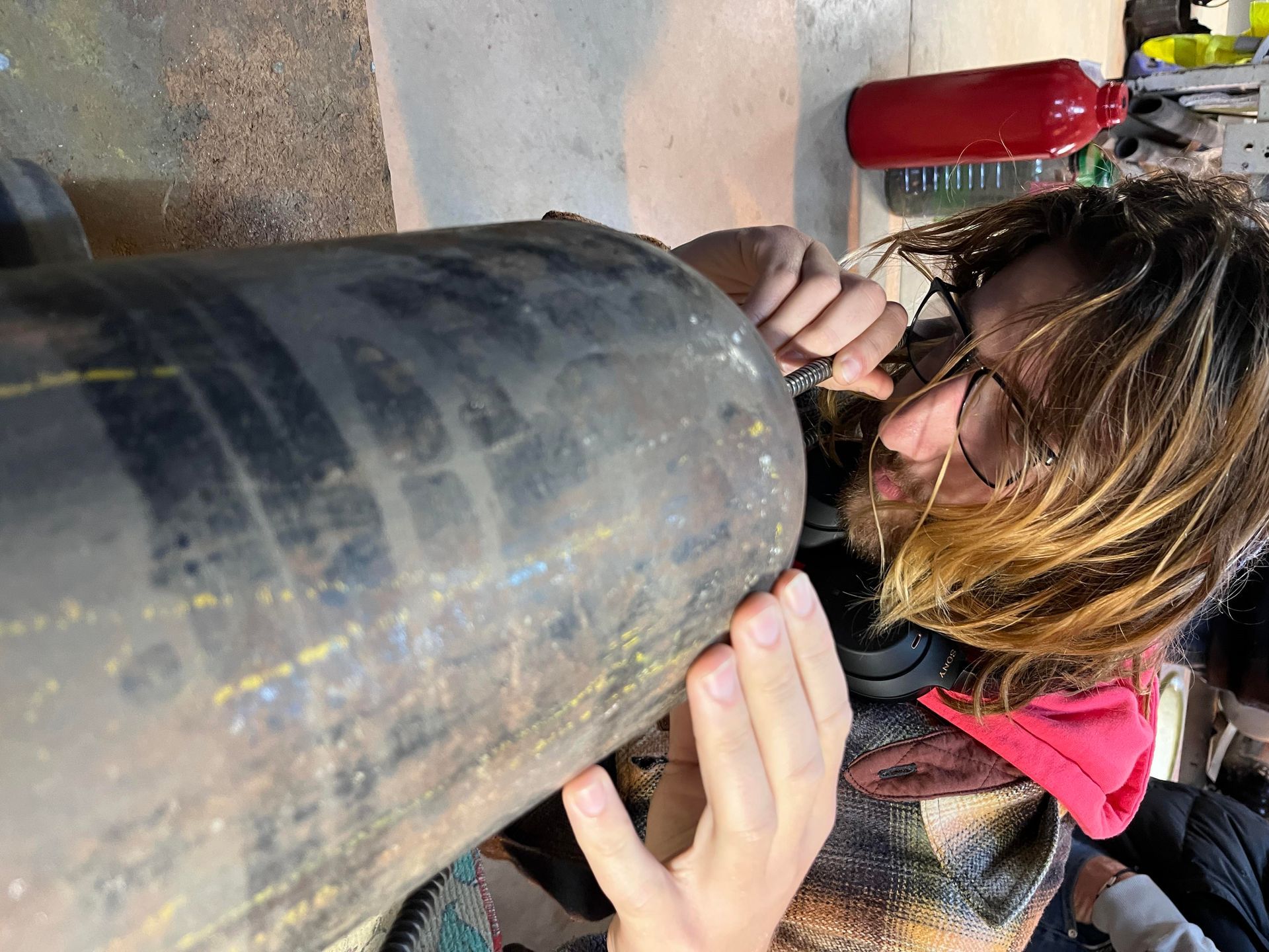 Intérieur d'une bouteille d'oxygène en pleine inspection - formation TIV - IPSAN