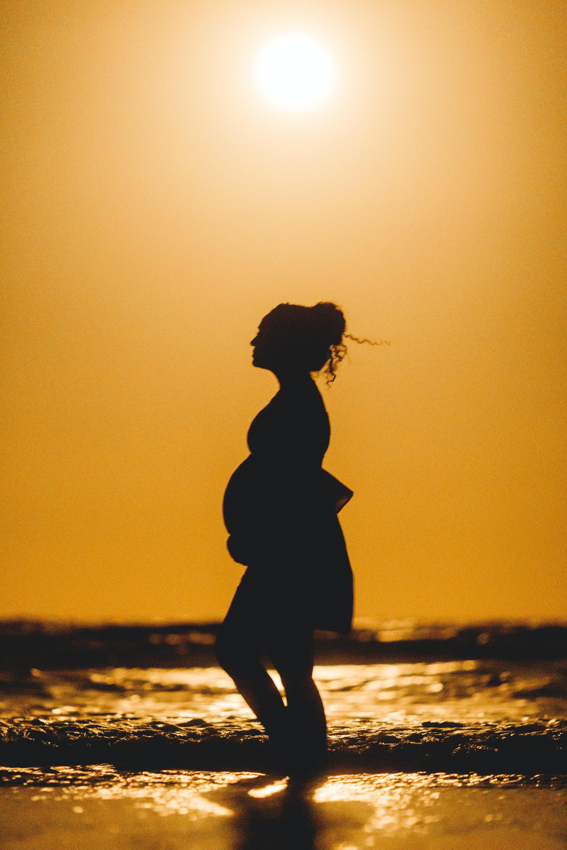 silhouette femme enceinte au bord de la mer - formation plongée santé - IPSAN