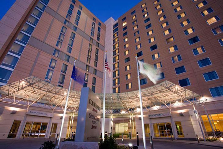 14 story dual brand hotel
Owner: White Lodging Services
286 Guestrooms Courtyard & 156 Guestrooms Springhill Suites
250,000 SF Gross