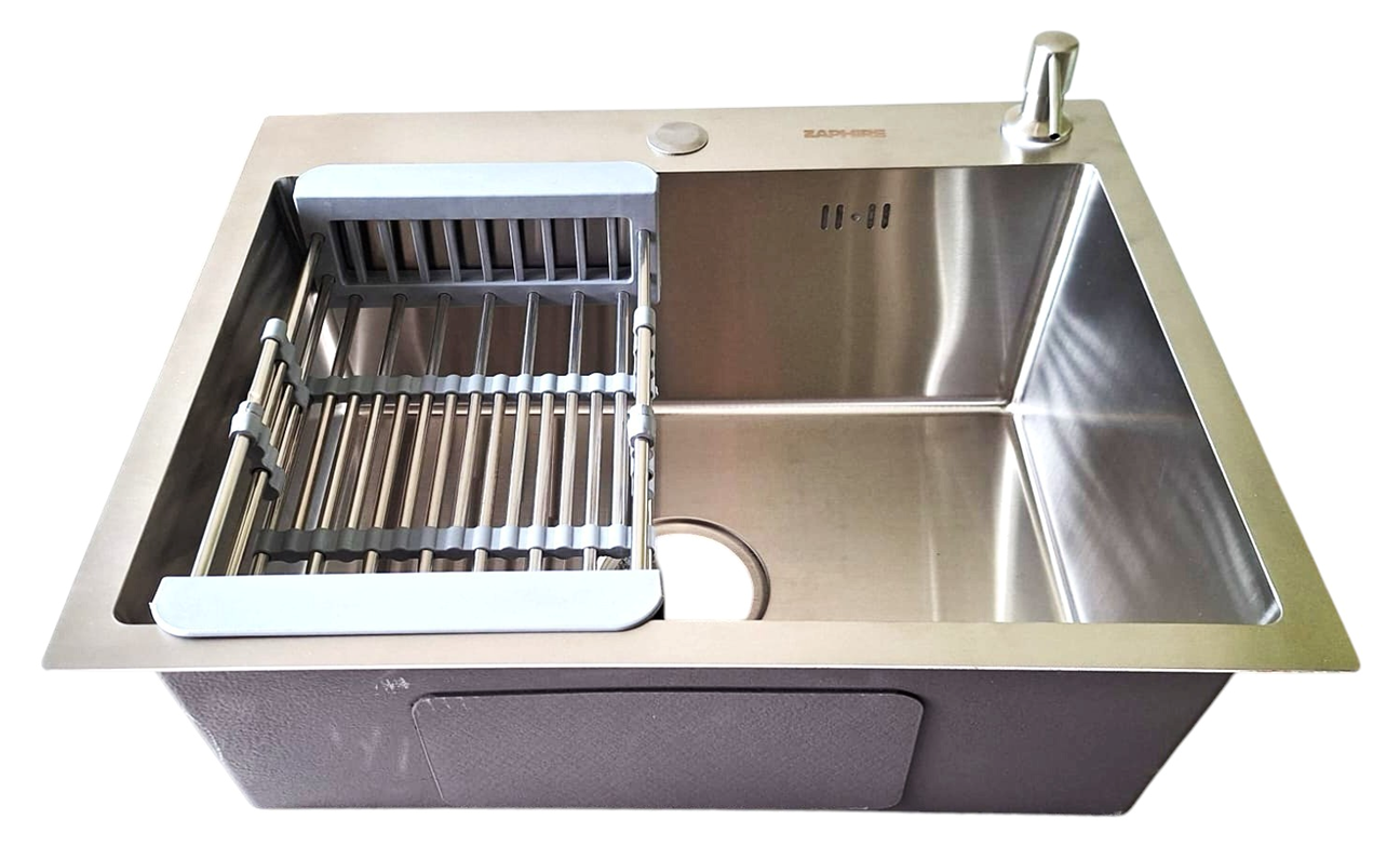 Fregadero de cocina de acero inoxidable con accesorios: desagüe, dispensador de jabón y escurridor.