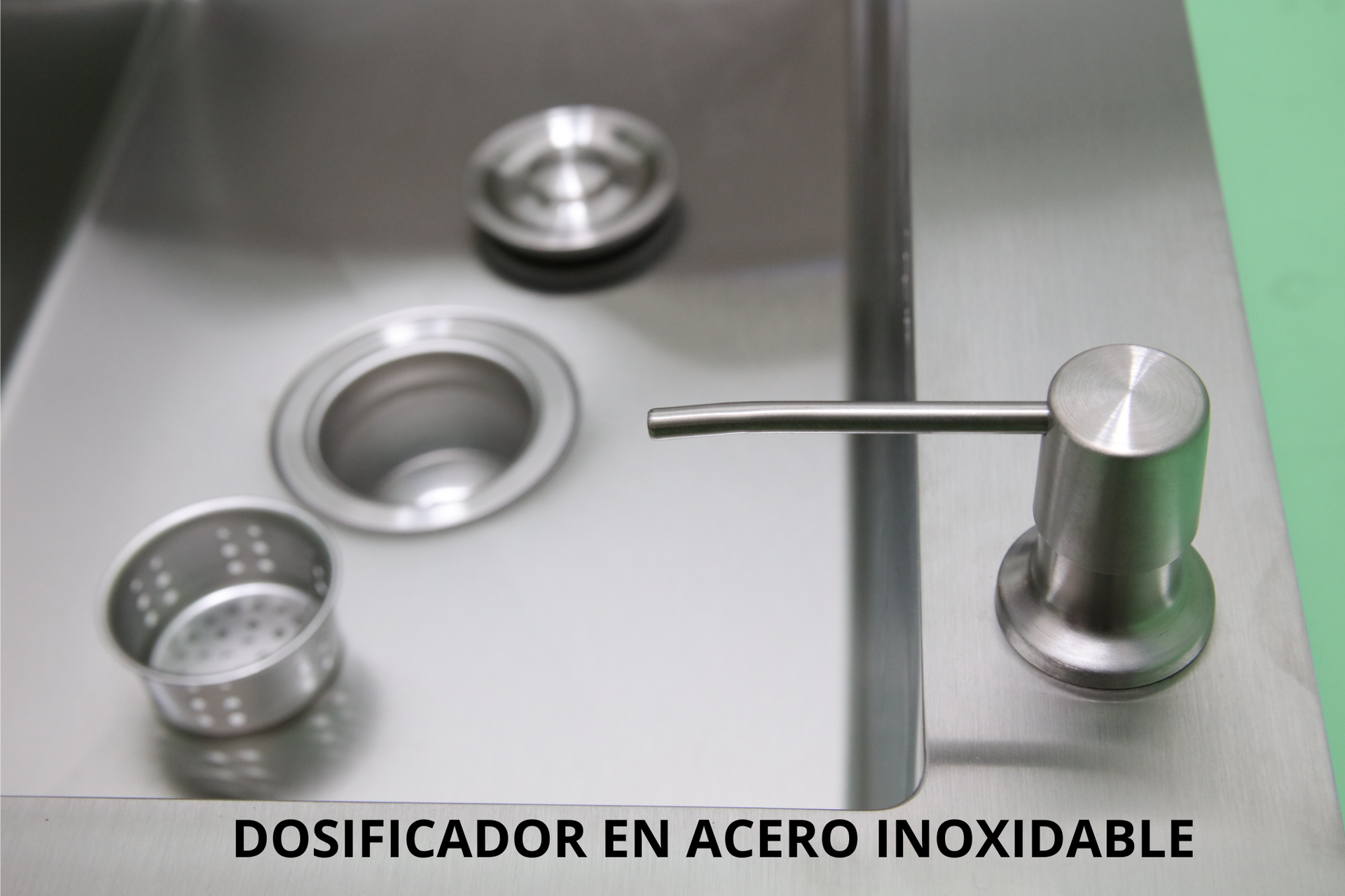 Fregadero de cocina de acero inoxidable con tendedero, grifo y desagüe.