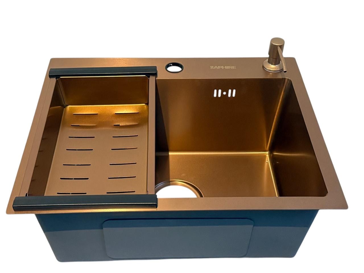 Fregadero de cocina de color cobre con escurridor de platos a la izquierda y grifo a la derecha.