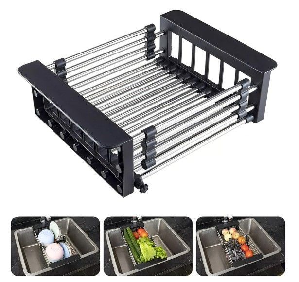 Escurridor de platos expandible de acero inoxidable con marco negro, mostrado sobre un fregadero.