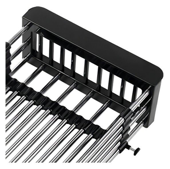 Escurridor de platos expandible de acero inoxidable con marco negro, mostrado sobre un fregadero.